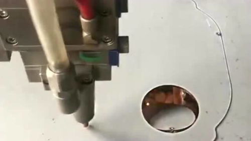 工廠里的激光切割機,在電腦上輸入好形狀和位置,切割機就自動完成切割